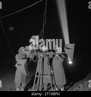 L'Auxiliary Territorial Service du Royaume-Uni 1939 - 1945 agents ATS en formation homme un phare dans l'ouest de commande. Les détecteurs sonores tenus par, de gauche à droite : Philippa Dawbarn subalternes Interculturalité Syney, King-Mason et Subaltern Majorie McAlpine. Banque D'Images