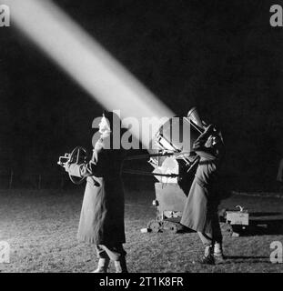 L'Auxiliary Territorial Service du Royaume-Uni 1939 - 1945 agents ATS en formation homme un phare de l'Ouest, 28 février 1944. Deuxième condition subalterne (2/Sub) Janet Holland est le plus proche de l'appareil photo avec 2/Sub Label Ark-aïk Eileen derrière. L'ATS ont dû passer six semaines à un projecteur de site afin d'avoir une expérience de première main le travail et les conditions de l'avenir des femmes sous leur commandement. C'est un projecteur de 90 cm. L'opérateur déplace la lumière à l'aide de la roue à l'extrémité du bras long, au premier plan. Cet arrangement a permis à l'opérateur d'être en dehors de la g Banque D'Images