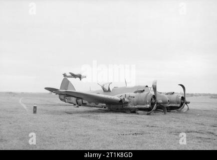 Le Coastal Command de la Royal Air Force, 1939-1945. Bristol Beaufighter TF endommagé Mark X, SW831 'PL-O', de No 144 Squadron RAF, au repos après l'atterrissage à Dallachy, Morayshire, au retour de la coûteuse attaque sur le destroyer Allemand Z-33 et son escorte de navires en Fordefjord, la Norvège, le 9 février 1945. 31 Beaufighter de la grève de Dallachy Wing sont impliqués dans l'opération, dont 9 ont été abattu par des chasseurs allemands et la défense anti-aérienne. Le Sergent de S Butler (pilote) et le sergent de Nicholls (navigateur) dans SW831 ont été les derniers à attaquer les navires, au cours de laquelle ils ont été Banque D'Images