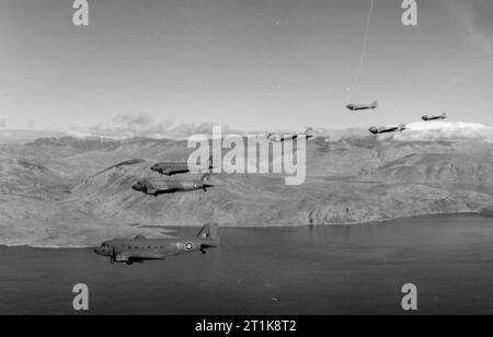 Formation de Dakota Douglas Mark III du No 267 Squadron RAF basé à Bari, Italie, volant le long de la côte des Balkans. Banque D'Images