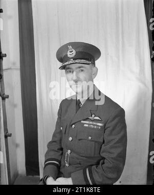 Ferry Command de la Royal Air Force, 1941-1943. Le Commodore de l'air E J Kingston McClaughry, Commandant de l'air n° 44 (Groupe) Service de traversier, photographié au siège du groupe, Gloucester. Banque D'Images