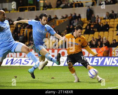 Matthew Jarvis de Wolverhampton Wanderers obtient sa croix malgré Sam Hird de Doncaster Rovers FA Cup Round Three Replay - Wolverhampton Wanderers contre Doncaster Rovers 18/01/2011 Banque D'Images