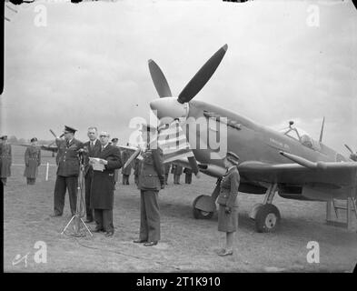 Le Fighter Command de la Royal Air Force, 1939-1945. Senor Montero de Bustamante, chargé d'affaires de l'Uruguay, s'exprimant lors de la cérémonie au nom de l'Essex, Hornchurch un Spitfire XVI' ('l'Uruguay) souscrits par les gens de l'Uruguay. Air Vice Marshal H W L Saunders, commandant de l'air n° 11 Groupe de chasse, est à l'extrême gauche, avec la Rt Hon H H MP Balfour, sous-secrétaire d'état de l'air (deuxième à gauche) et de l'Air Vice Marshal R M Hill, Commandant de l'air No 12 Groupe (centre de premier plan). Banque D'Images