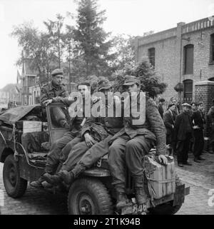 L'Armée britannique et de l'Unité de film photographique 1941 - 1947 Trois prisonniers allemands sont mis en sur le capot d'une armée et l'Unité de film photographique jeep par Sgt Bert Hardy, AFPU photographe officiel, Hamont, 21 septembre 1944. L'AFPU fréquemment exploité dans le ligne de front de l'avance des Britanniques. Bert Hardy, photographe pour photo Post, servi avec n° 5 de l'article dans l'Europe du nord-ouest jusqu'à la fin de la guerre. Plus tard, il a ajouté pour couvrir la guerre de Corée pour Picture Post. Banque D'Images