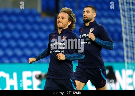 Les Croates Luka Modric (à gauche) et Mateo Kovacic lors d'une séance d'entraînement au Cardiff City Stadium, au pays de Galles. Date de la photo : Samedi 14 octobre 2023. Banque D'Images