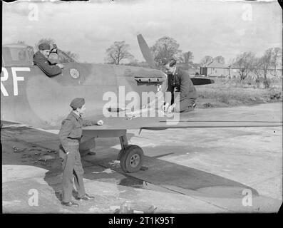 Le Fighter Command de la Royal Air Force, 1939-1945. Armurier de No 303 de l'Escadron de chasse polonais RAF réapprovisionne les 20 mm d'un Supermarine Spitfire Mark VB, lors d'un test d'armes devant les tirs butts à Northolt, Middlesex. Banque D'Images