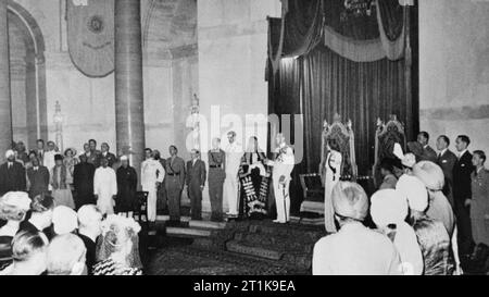 Amiral de la flotte Comte Mountbatten de Birmanie Vice-roi de l'Inde : Lord et Lady Mountbatten à leur cérémonie à New Delhi. Banque D'Images