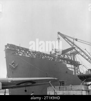 Opérations de la Royal Air Force à Malte, Gibraltar et la Méditerranée, 1940-1945. Un Hawker Sea Hurricane Mark I de l'unité de chasse de navires marchands mis sur la catapulte à vapeur d'une catapulte marchand armé (CAM) navire à Gibraltar. Banque D'Images