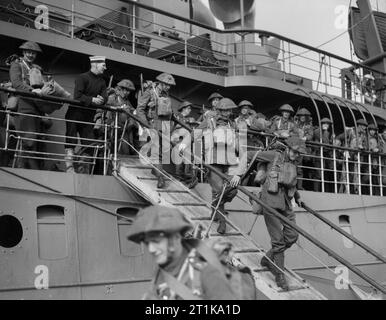 L'Armée britannique en France 1939 hommes de la 2e Royal Inniskilling Fusiliers débarquer à Cherbourg depuis le bateau à vapeur "Royal Sovereign", 16 septembre 1939. Banque D'Images