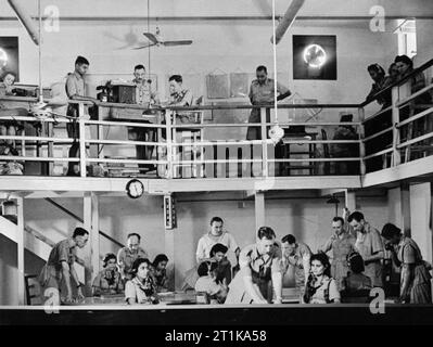 Opérations de la Royal Air Force dans l'Extrême-Orient, 1941-1945. Le personnel de la RAF, l'Armée de l'air indienne et les corps auxiliaires (Inde) à l'œuvre dans la salle des opérations à un siège du Groupe dans le nord-est de l'Inde. Banque D'Images