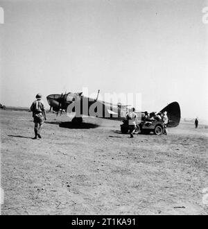 Opérations de la Royal Air Force dans l'Extrême-Orient, 1941-1945. Une marque de Bristol Blenheim IV No 45 Squadron RAF, sur le sol à Magwe, Birmanie, tout en fonctionnant dans le cadre de 'X'/'Burwing aile'. Remarque la jeep (à droite), emprunté à l'American Volunteer Group, parts étaient également basés à Magwe dans les étapes finales de la première campagne de Birmanie. Banque D'Images