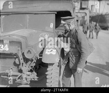 L'Armée britannique en France 1939 UN Morris-Commercial CS8 15cwt chariot sur le quai de Cherbourg après avoir été déchargés d'un navire, 29 septembre 1939. Remarque Le 2ème Corps 'poisson dans un ruisseau" badge sur le garde-boue. Banque D'Images