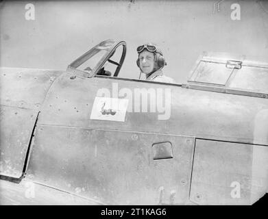 Opérations de la Royal Air Force au Moyen-Orient et en Afrique du Nord, 1939-1943. Le Lieutenant J H Lapsley assis dans le cockpit de son Hawker Hurricane Mark I à Amriya, peu de temps après avoir abattu trois Savoia Marchetti SM-79s qui attaquaient les navires britanniques bombardant et Bardia Capuzzo le 17 août 1940. Lapsley était membre de 'A' de vol n° 80 Squadron RAF, qui était équipé d'ouragans pour la défense d'Alexandrie. Le 19 août, ces avions et un certain nombre de pilotes de l'escadron 80, y compris Lapsley, est devenu un élément de la formation n° 274 Squadron RAF à Amriya. Cette phot Banque D'Images