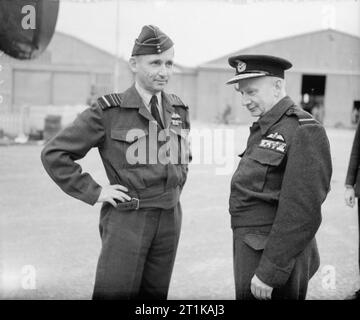 Opérations de la Royal Air Force au Moyen-Orient et en Afrique du Nord, 1939-1943. L'Air Chief Marshal Sir Frederick Bowhill, Commandant de l'Air Transport Command de la RAF (à droite), est satisfaite par l'Air Chief Marshal Sir Arthur Tedder, Commandant en chef de l'air Méditerranéen, le Commandement aérien, peu après son arrivée à la Maison Blanche, l'Algérie, pour une visite de l'Afrique du Nord. Banque D'Images