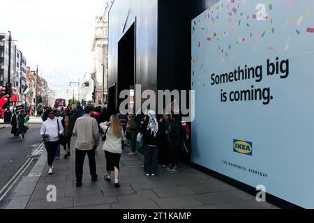 Londres, Royaume-Uni. 14 octobre 2023 plusieurs milliers de personnes, y compris des groupes de la Coalition Stop the War, des amis d’Al Aqsa, de la Communauté juive Neturei Karta, et bien d’autres, se réunissent dans le centre de Londres pour marcher contre la situation qui se développe en Israël et à Gaza après une récente escalade. Des chants de “Palestine libre” ont été entendus alors que des fusées éclairantes étaient allumées et des drapeaux agités, alors que Scotland Yard et la police métropolitaine ont mis en garde contre tout soutien au Hamas. © Simon King/ Alamy Live News Banque D'Images