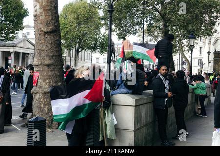 Londres, Royaume-Uni. 14 octobre 2023 plusieurs milliers de personnes, y compris des groupes de la Coalition Stop the War, des amis d’Al Aqsa, de la Communauté juive Neturei Karta, et bien d’autres, se réunissent dans le centre de Londres pour marcher contre la situation qui se développe en Israël et à Gaza après une récente escalade. Des chants de “Palestine libre” ont été entendus alors que des fusées éclairantes étaient allumées et des drapeaux agités, alors que Scotland Yard et la police métropolitaine ont mis en garde contre tout soutien au Hamas. © Simon King/ Alamy Live News Banque D'Images