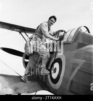 Opérations de la Royal Air Force au Moyen-Orient et en Afrique du Nord, 1939-1943. Officier pilote L L Bartley, un pilote canadien de No 112 Squadron RAF, monte dans son Gloster Gladiator Mark II, probablement à Sidi Heneish, Égypte. Banque D'Images