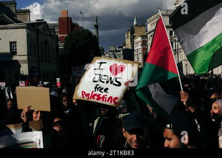 Londres, Royaume-Uni. 14 octobre 2023 plusieurs milliers de personnes, y compris des groupes de la Coalition Stop the War, des amis d’Al Aqsa, de la Communauté juive Neturei Karta, et bien d’autres, se réunissent dans le centre de Londres pour marcher contre la situation qui se développe en Israël et à Gaza après une récente escalade. Des chants de “Palestine libre” ont été entendus alors que des fusées éclairantes étaient allumées et des drapeaux agités, alors que Scotland Yard et la police métropolitaine ont mis en garde contre tout soutien au Hamas. © Simon King/ Alamy Live News Banque D'Images