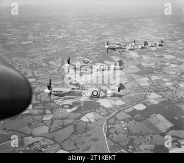 Royal Air Force - Défense aérienne de la Grande-Bretagne (adgb), 1943-1944. Quatre Supermarine Spitfire F Mark XIVs, de l'escadron no 610 RAF basé à Friston, Sussex, volant dans une formation d'Échelon à tribord au-dessus du sud-est de l'Angleterre. RB159 ?DW-D?, au premier plan, est piloté par le commandant de l'unité, le chef d'escadron R A Newbury. AVEC LUI : RB167 « SW-E », RB150 « SW-A » ET RB156 « SW-G ». Banque D'Images