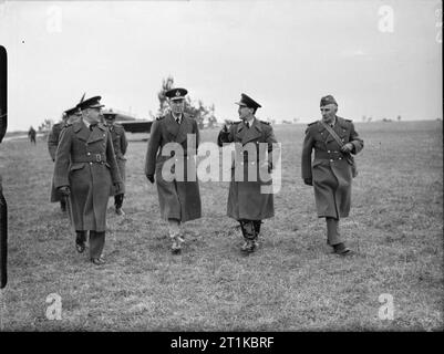 Royal Air Force- France 1939-1940. L'Air Chief Marshal Sir Cyril Newall, Chef du personnel de l'aviation (troisième à gauche), accompagné par le Commodore de l'air éternel et Londonderry Air Vice Marshal P H L'Air Playfair, Commandant de l'Advanced Air Striking Force (première à gauche), sur un aérodrome au cours de sa tournée des unités de la RAF en France. Banque D'Images