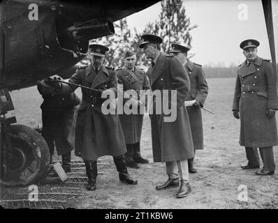 Royal Air Force- France 1939-1940. Le Chef du personnel de l'aviation, l'Air Chief Marshal Sir Cyril Newall (deuxième à gauche), inspecte un Fairey Battle à un aérodrome en France, accompagné par le Commodore de l'air Seigneur Londonderry (quatrième à partir de la gauche) et de l'Air Vice Marshal P H L'Air Playfair, Commandant de l'Advanced Air Striking Force (à droite). Banque D'Images