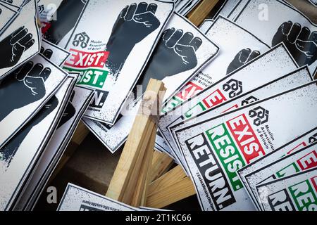 Londres, Royaume-Uni. 14 octobre 2023. Des pancartes sont préparées pour le début de leur marche. Des milliers de personnes sont venues en solidarité pour marcher pour la Palestine. Des manifestations ont eu lieu dans le monde entier depuis que le conflit entre Israël et le Hamas a repris il y a une semaine, faisant déjà des milliers de morts depuis son début. Crédit : Andy Barton/Alamy Live News Banque D'Images