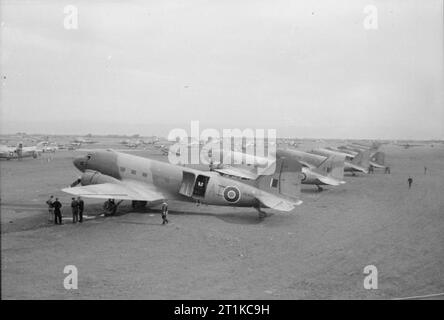 Royal Air Force- l'Italie, les Balkans et le sud-est de l'Europe, 1942-1945. Dakota Douglas Mark III du No 267 Squadron RAF queue à Bari, Italie. L'appareil photo sont plus proche d'aéronefs (de l'avant à l'arrière) : KG496 'AI', FL589 et FD957. Banque D'Images