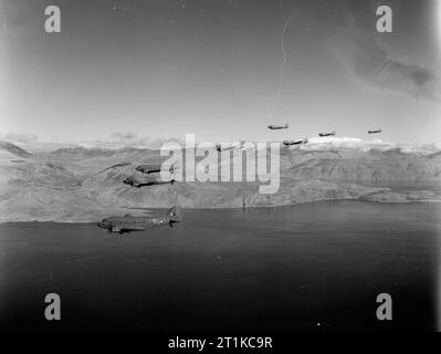 Royal Air Force- l'Italie, les Balkans et le sud-est de l'Europe, 1942-1945. Une formation lâche de Dakota Douglas Mark III du No 267 Squadron RAF basé à Bari, Italie, volant le long de la côte des Balkans. Banque D'Images