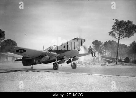 Royal Air Force- l'Italie, les Balkans et le sud-est de l'Europe, 1942-1945. Curtiss Kittyhawk Mark IV, FX745 'OK-Y', du no 450 Squadron RAAF, taxying à la piste à Cervia, Italie, chargé avec trois bombes de 250 lb GP pour une sortie à l'appui de la 8e Armée offensive du printemps dans la vallée du Po. Banque D'Images