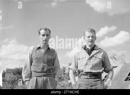 Royal Air Force- Italie, les Balkans et le sud-est de l'Europe, 1942-1945. Le commandant sortant du No 145 Squadron RAF, chef d'escadron N F Duc (à gauche), en compagnie de l'unité de neuf CO, chef d'Escadron S W F Daniel, à Fano, Italie. Duc a quitté l'Escadron en tant que pilote de chasse plus haut score dans le théâtre méditerranéen, ayant obtenu sa dernière victoire le 7 septembre 1944 (deux Messerschmitt Bf 109s près de Rimini), pour atteindre un total de 26 communes et deux avions ennemis abattus. Daniel est arrivé à Fano avec un total de 16 victoires et un partage, et commanda l'Escadron 145 jusqu'à la fin de Banque D'Images