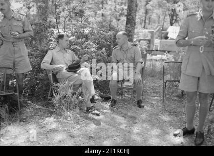 Royal Air Force- Italie, les Balkans et le sud-est de l'Europe, 1942-1945. Le Chef du personnel de l'aviation, Prévôt de la RAF Sir Charles Portal (à gauche), discute avec le commandant de la Desert Air Force, le vice-maréchal de l'air W F Dickson, tout en visitant le Siège avancé DAF mear Monteriggioni, Italie. Banque D'Images