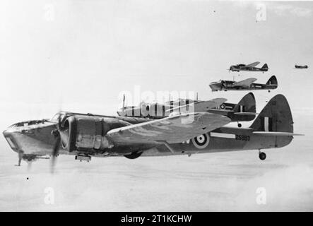 Les avions de la Royal Air Force 1939-1945- Bristol Blenheim IV Type Type 149. Une formation de cinq Blenheim Mark IVs (Z5893 'W') plus proche du No 14 Squadron RAF en vol au dessus de l'ouest du désert. Un Curtiss Kittyhawk, l'un des chasseurs d'escorte, peut être vu sur l'extrême droite. Banque D'Images