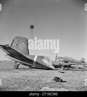 Royal Air Force- les opérations au Moyen-Orient et en Afrique du Nord, 1939-1943. Derrière l'épave d'un des Focke Wulf FW 200 Condor, Hawker Hurricane Mark IIB, HL681, 'A' de No 274 Squadron RAF, se dresse sur le terrain d'atterrissage à Castel Benito, la Tripolitaine, après sa capture. L'escadron 274 ont été temporairement installés là jusqu'à l'aérodrome de Mellaha pourrait être remis en état à l'emploi. Banque D'Images