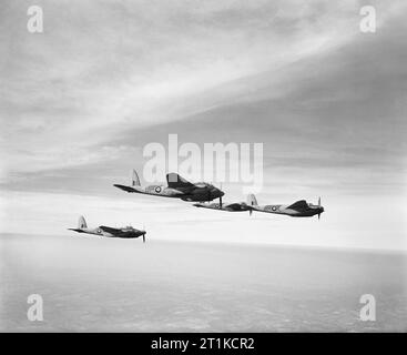 Les avions de la Royal Air Force 1939-1945- de Havilland DH 98 Mosquito. Formation de quatre marque Mosquito de IIs No 605 Squadron RAF basés à Ford, Sussex en vol. Banque D'Images