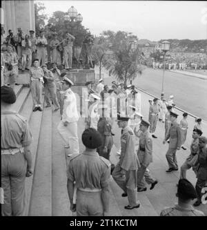 Signature de la capitulation du Japon à Singapour, en 1945, l'amiral Lord Louis Mountbatten et ses chefs d'état-major entrant dans les bâtiments municipaux à Singapour pour la cérémonie de remise. Banque D'Images