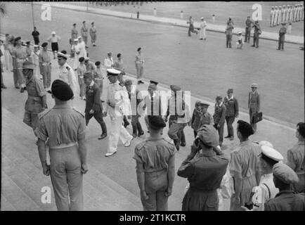 Signature de la capitulation du Japon à Singapour, 1945 Général Itagaki et autres hauts fonctionnaires japonais sont escorté dans les bâtiments municipaux à Singapour pour la cérémonie de remise. Banque D'Images