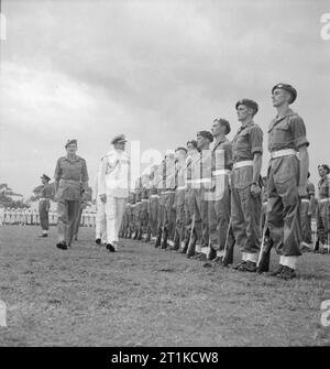 Signature de la capitulation du Japon à Singapour, en 1945, l'amiral Lord Louis Mountbatten, l'inspection des hommes du régiment de la Royal Air Force à l'extérieur les bâtiments municipaux à Singapour avant la signature de l'acte de cession. Banque D'Images