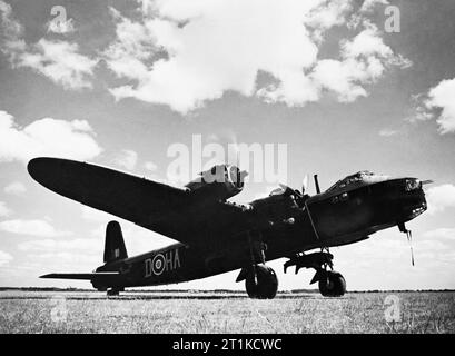 Stirling Mk I court du No 218 Squadron RAF à Marham, Norfolk, en juin 1942. Mark Stirling court I, N3725 'HA-D', du no 218 Squadron RAF, exécutant son moteur extérieur tribord à Marham, Norfolk. Banque D'Images