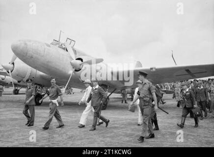 Signature de la capitulation du Japon en Birmanie, 1945 La reddition du Japon envoyés spéciaux sont accompagnés jusqu'à l'interrogatoire hut après leur arrivée à l'aéroport de Mingaladon, Rangoon. Banque D'Images