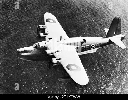 Short Sunderland Mk II de No 10 Squadron RAAF au Mount Batten, Devon, octobre 1942. Sunderland Mark II, W3984 &# 145;RB-S&# 146 ;, du no 10 Squadron RAAF au Mount Batten, Devon. Il s'agit d'une version de production ancienne qui conserve les &# 145;K&# 146 ; de la mitrailleuse se monte dans la partie dorsale de cale. W3984 a passé toute sa vie opérationnelle avec l'Escadron 10 RAAF, d'être finalement rayé de l'accusation en juin 1944. Banque D'Images