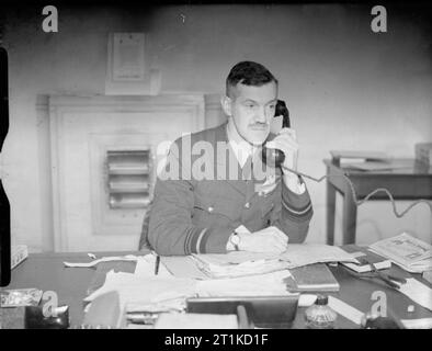 Le ministère de l'air, 1939-1945. Le vice-maréchal de l'air P Babington, Directeur de l'affichage, à son bureau peu de temps avant d'être nommé membre de l'air pour le personnel sur le Conseil de l'air. Il est devenu l'officier de l'air commandant en chef du Commandement de la formation de vol en août 1942. Banque D'Images