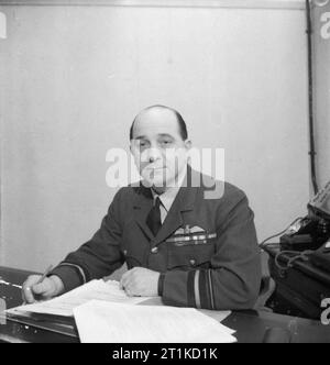 Le ministère de l'air, 1939-1945. Air Vice Marshal C E H Medhurst, chef d'état-major adjoint de la Force aérienne (Renseignement) assis à son bureau au Adastral House, Londres. Il est devenu chef d'état-major adjoint de la Force aérienne (Politique), puis d'agir de l'état-major de la Force aérienne entre octobre 1942 et mars 1943, servant ensuite à titre de commandant de la RAF Staff College. Sa dernière nomination a été que l'air Commandant en chef, RAF Middle East Command le 8 février 1945. Banque D'Images