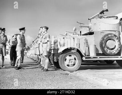 Le commandant en chef de l'aviation, Moyen-Orient, le maréchal en chef de l'air Sir Arthur Longmore, inspecte une section de la compagnie d'automobiles blindées no 2 RAF, Afrique du Nord, novembre 1940. Banque D'Images