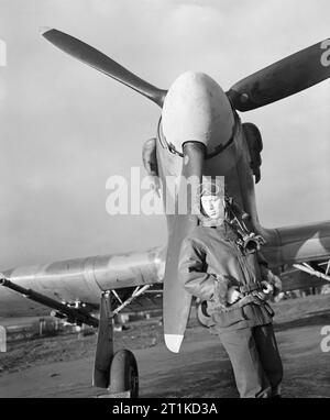 La bataille d'Angleterre 1940 personnalités britanniques : James Lacey DFM Comité permanent par l'hélice d'un Hawker Hurricane à Milfield, près de Berwick. Banque D'Images