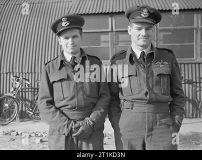 La bataille d'Angleterre 1940 personnalités : le commandant de l'escadre britannique Alan Deere avec le chef d'Escadron Denis Crowley-Milling ASM DFC. Banque D'Images