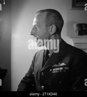 Le ministère de l'air, 1939-1945. Head and shoulders portrait du Lord Willoughby de faillite, directeur adjoint des Relations Publiques, à son bureau dans le ministère de l'air. Banque D'Images