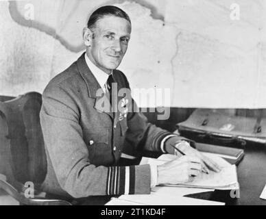 La bataille d'Angleterre 1940 personnalités britanniques : le Maréchal de l'Air Sir Keith Park, commandant du groupe 11 est assis à son bureau. Photographie prise lorsqu'il a été nommé commandant en chef de l'air Moyen Orient Air Forces. Banque D'Images