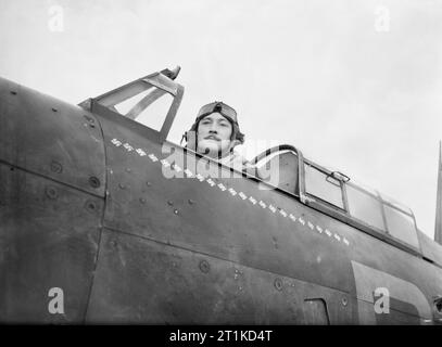 La bataille d'Angleterre 1940 personnalités britanniques : Squadron Leader Stanford Tuck ASM DFC CO DE 257 e Escadron de la Royal Air Force assis dans son Hawker Hurricane à Martlesham Heath, dans le Suffolk. Banque D'Images