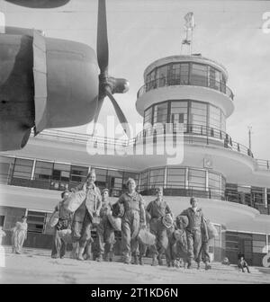 L'Extrême-Orient- Singapour, Malaisie et Hong Kong 1939-1945 Libération et rapatriement : Les premiers prisonniers de guerre britanniques à être évacués de Singapour après la libération à pied de leurs avions à l'aéroport de Kallang. Banque D'Images