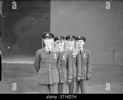 L'armée de l'air polonaise au Royaume-Uni, 1939-1947. Les quatre premiers récipiendaires polonais de la Distinguished Flying Cross No 303 Polish Fighter Squadron RAF, portant leur prix après une cérémonie de présentation par l'Air Marshal W Sholto-Douglas à Leconfield, dans le Yorkshire. De gauche à droite : le chef d'escadron Witold Urbanowicz Pilot Officer Jan Zumbach Pilot Officer Miros?aw Feri? Officier de vol Zdzis?aw Henneberg Banque D'Images